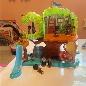 Disney Encanto treehouse play set  includes all you see pictured.